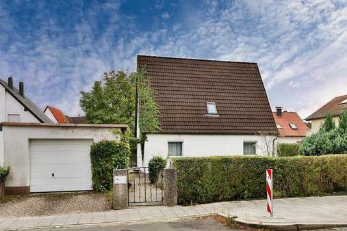 Hausansicht mit Garage - Einfamilienhaus in 90475 Nürnberg mit 150m² kaufen