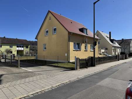 Außenansicht Außenansicht - Zweifamilienhaus in 92318 Neumarkt mit 107m² kaufen