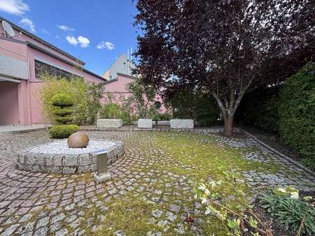 Garten vor dem Haus mit Springbrunnen - Einfamilienhaus in 92353 Postbauer-Heng mit 203m² kaufen