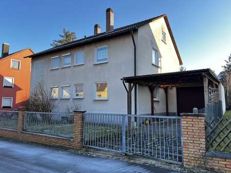 Straßenansicht mit Garage und Carport - Zweifamilienhaus in 90513 Zirndorf mit 167m² kaufen