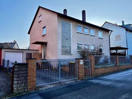 Straßenansicht seitlich mit Vorgarten und Garage - Zweifamilienhaus in 90513 Zirndorf mit 167m² kaufen