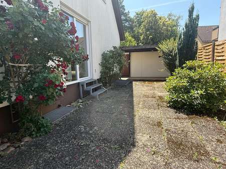 Terrasse Westseite mit Blick zur Doppelgarage mit Remise davor Terrasse Westseite mit Blick zur Doppelgarage mit Remise davor - Einfamilienhaus in 90765 Fürth, Ronhof mit 186m² kaufen