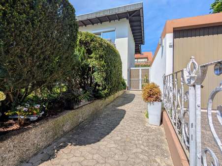Weg zum Haus Weg zum Haus - Bungalow in 90513 Zirndorf mit 130m² kaufen