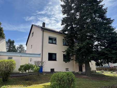 Rückansicht mit Garage - Mehrfamilienhaus in 90587 Veitsbronn mit 233m² kaufen