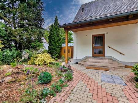Eingang mit Vorgarten Eingang mit Vorgarten - Einfamilienhaus in 90613 Großhabersdorf mit 119m² kaufen