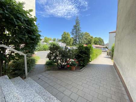 Eingangsbereich und Zuwegung Eingangsbereich und Zuwegung - Erdgeschosswohnung in 90522 Oberasbach mit 80m² kaufen