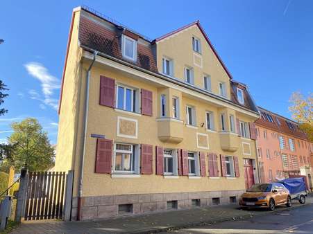 Straßenansicht - Dachgeschosswohnung in 90513 Zirndorf mit 120m² kaufen