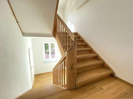 Treppenhaus - Dachgeschosswohnung in 90513 Zirndorf mit 120m² kaufen