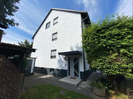 Ansicht Eingangsseite - Dachgeschosswohnung in 90556 Seukendorf mit 74m² kaufen