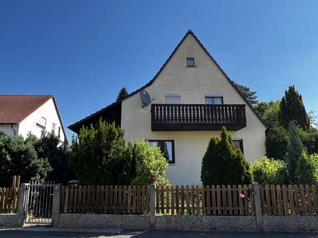 Ansicht Straße - Einfamilienhaus in 90513 Zirndorf mit 190m² kaufen