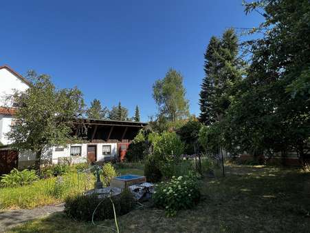 Blick auf die Nebengebäude - Grundstück in 90513 Zirndorf mit 1166m² kaufen