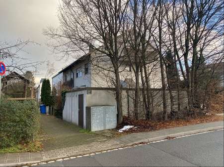 Blick auf die Garagen - Reihenmittelhaus in 90425 Nürnberg mit 143m² kaufen