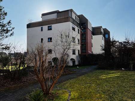 Nachbargebäude und Grünanlage - Etagenwohnung in 90513 Zirndorf mit 84m² kaufen