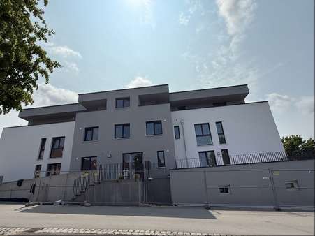 Vorderansicht Haus B - Etagenwohnung in 90574 Roßtal mit 94m² kaufen