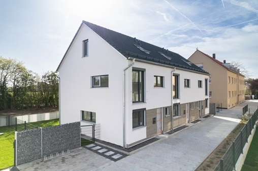 1. Häuserreihe Eingangsseite - Reihenmittelhaus in 90765 Fürth mit 109m² kaufen