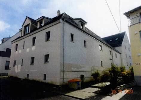 Ansicht Westseite - Zwangsversteigerung Etagenwohnung in 90556 Cadolzburg mit 99m² kaufen
