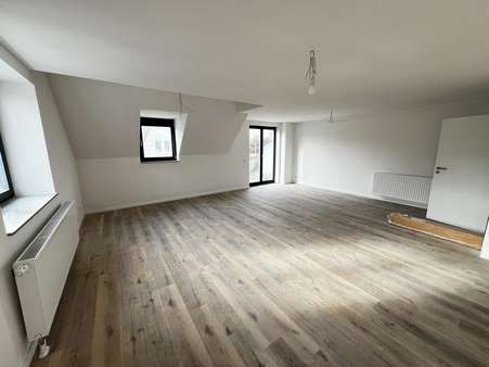 Wohnzimmer Ansicht - Zwangsversteigerung Etagenwohnung in 90556 Cadolzburg mit 99m² kaufen