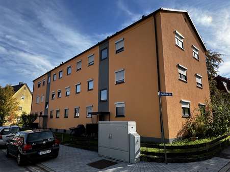 Gesamtansicht mit Hauseingang - Etagenwohnung in 91126 Schwabach mit 40m² kaufen