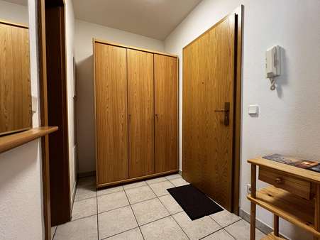 Flur mit Wohnungstür und Garderobe - Erdgeschosswohnung in 90762 Fürth mit 32m² kaufen