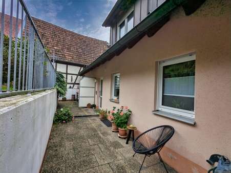 Zugang zum Eingang - Zweifamilienhaus in 90574 Roßtal mit 183m² als Kapitalanlage kaufen