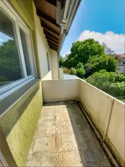 Sanierungsbedürftiges RMH mit Garage/
2 Wohnungen und zusätzl. Fläche im DG

