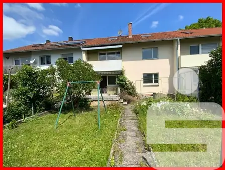 Sanierungsbedürftiges RMH mit Garage/
2 Wohnungen und zusätzl. Fläche im DG

