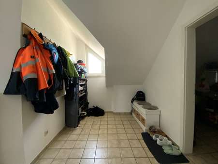 Flur mit Zugang zum Abstellraum - Etagenwohnung in 91438 Bad Windsheim mit 69m² kaufen