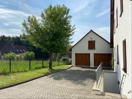 Vorplatz Doppelgarage - Einfamilienhaus in 91459 Markt Erlbach mit 275m² kaufen