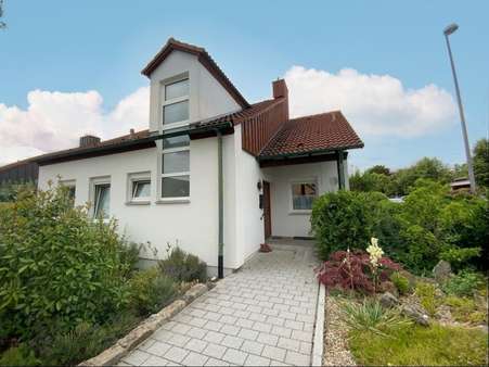 Ansicht mit Eingang Ansicht mit Eingang - Einfamilienhaus in 91438 Bad Windsheim mit 82m² kaufen