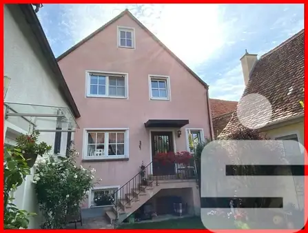 Charmantes Altstadthaus mit idyllischem Innenhof und Garage