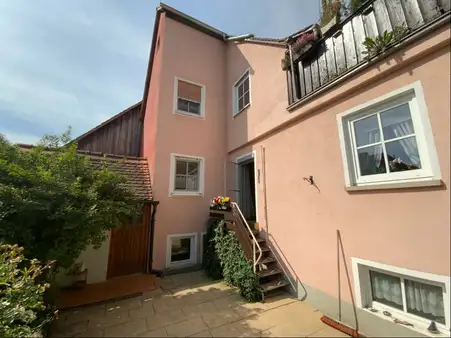 Charmantes Altstadthaus mit idyllischem Innenhof und Garage