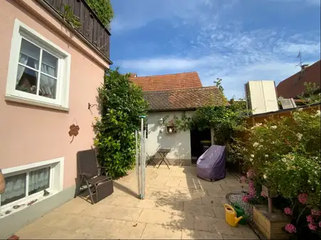 Charmantes Altstadthaus mit idyllischem Innenhof und Garage