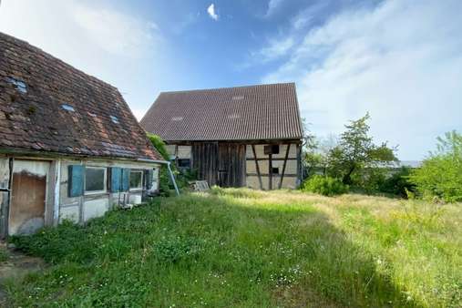 Scheune und Nebengebäude - Zweifamilienhaus in 91613 Marktbergel mit 114m² kaufen