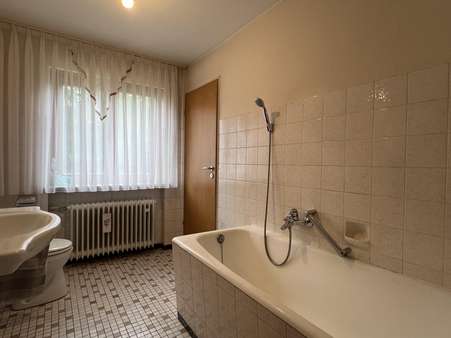 Badezimmer im OG - Doppelhaushälfte in 91056 Erlangen mit 134m² kaufen
