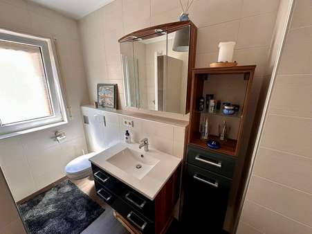 Bad in der Einliegerwohnung - Zweifamilienhaus in 91074 Herzogenaurach mit 219m² kaufen