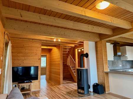 offen gestalteter Wohnbereich mit Kaminofen - Einfamilienhaus in 96178 Pommersfelden mit 141m² kaufen