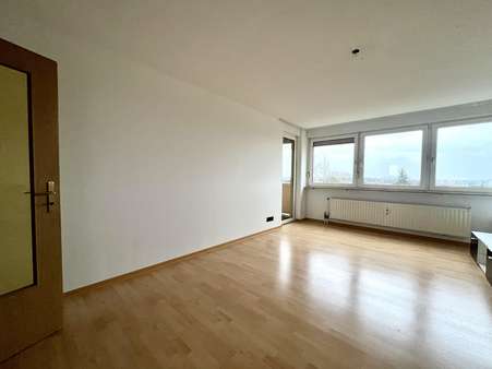 Wohnzimmer - Etagenwohnung in 91058 Erlangen mit 81m² kaufen