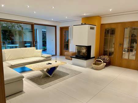 Wohnbereich mit Heizkamin - Erdgeschosswohnung in 91325 Adelsdorf mit 145m² kaufen