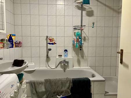 Bad (ausgestattet mit Badewanne, Dusche und Waschmaschinenanschluss) - Etagenwohnung in 91334 Hemhofen mit 90m² kaufen