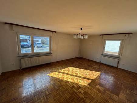 Wohnzimmer im EG - Zweifamilienhaus in 91052 Erlangen mit 147m² kaufen