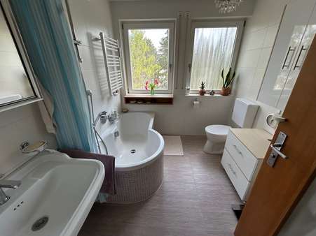 Bad - Dachgeschosswohnung in 91052 Erlangen mit 81m² kaufen