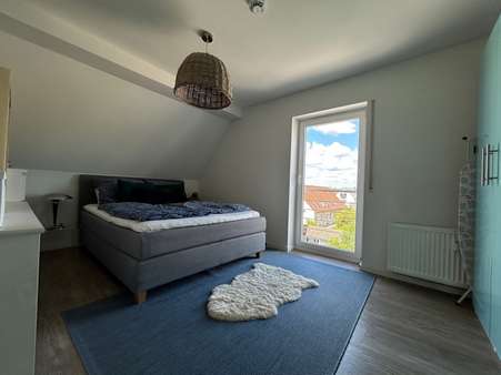 Schlafzimmer mit Platz für einen großen Schrank Schlafzimmer mit Platz für einen großen Schrank - Dachgeschosswohnung in 91074 Herzogenaurach mit 76m² kaufen