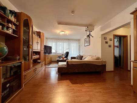 Wohnzimmer - Etagenwohnung in 91056 Erlangen mit 97m² kaufen