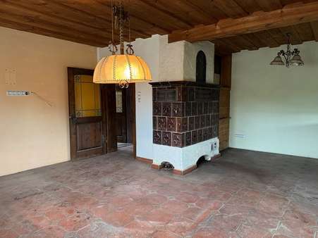 Wohnzimmer mit Kachelofen im EG - Zweifamilienhaus in 91475 Lonnerstadt mit 140m² kaufen