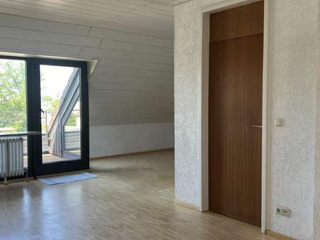 Blick in den Wohnbereich - Dachgeschosswohnung in 91058 Erlangen mit 90m² kaufen