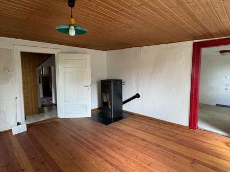 Wohnzimmer mit Kaminofen - Einfamilienhaus in 91475 Lonnerstadt mit 115m² kaufen