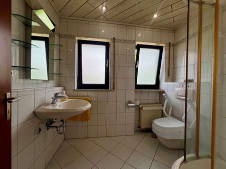 Badezimmer EG - Doppelhaushälfte in 91093 Heßdorf mit 138m² kaufen