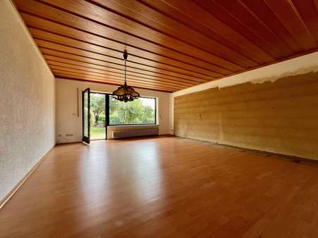 Wohnzimmer - Doppelhaushälfte in 91093 Heßdorf mit 138m² kaufen