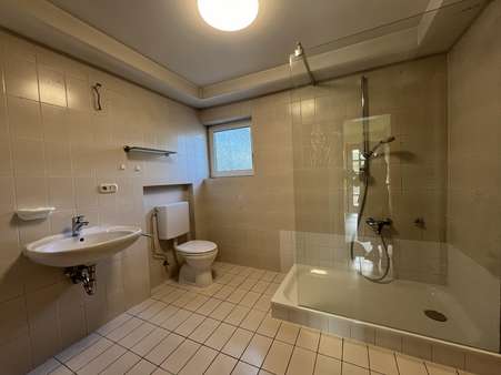Renoviertes Bad mit großer Dusche - Doppelhaushälfte in 91058 Erlangen mit 105m² kaufen