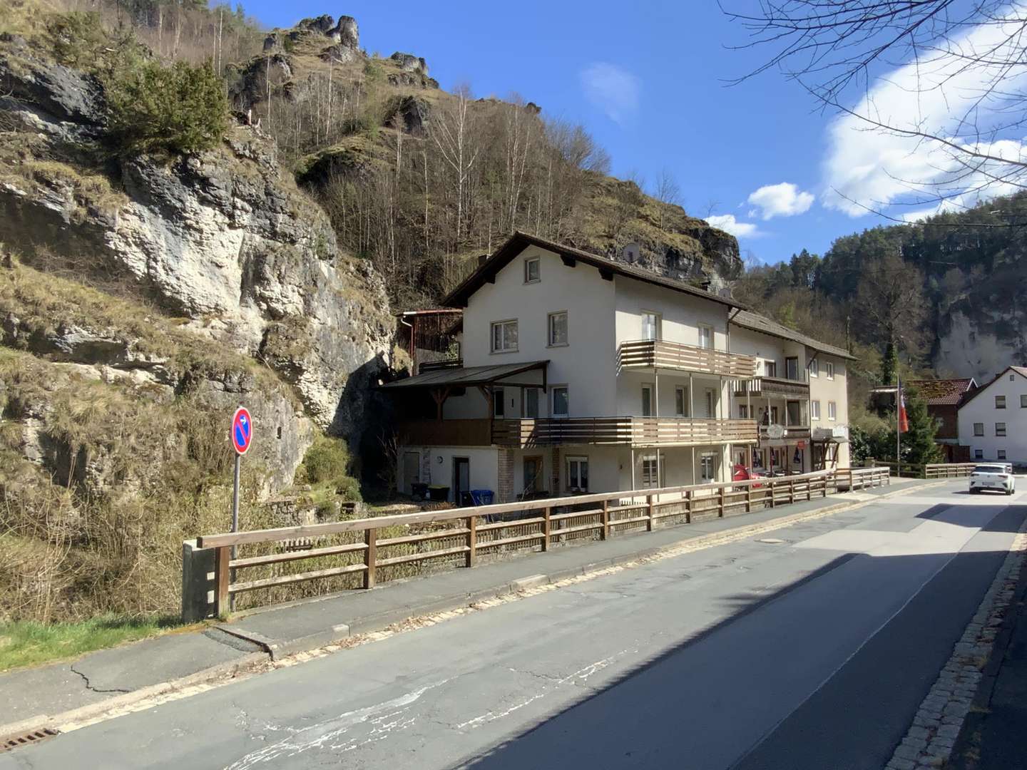 Blick aus der Nachbarschaft I - Zweifamilienhaus in 91278 Pottenstein mit 180m² kaufen